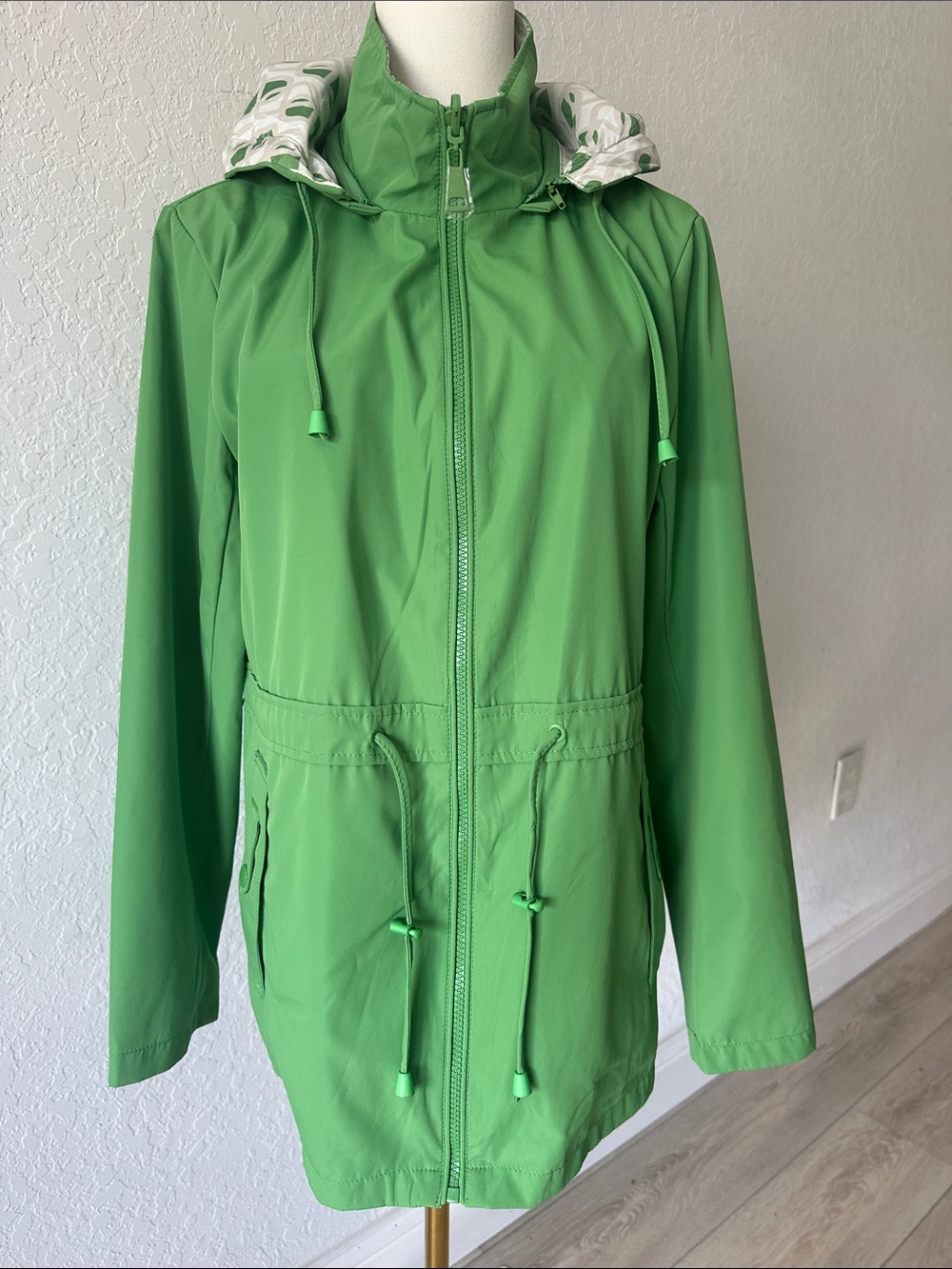 NWOT from Italy M Lightweight Green Hooded Rain Jacket